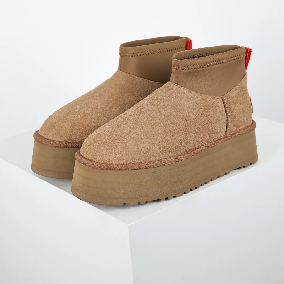 Pick up locally 💰600 Core recommended good price It is a very suitable choice for home furnishings. In the new year, uug launched a series of styles, which are partial to the preferences of young consumers and have also moved to the forefront of fashion trends. Shoe body material: water-repellent coated suede upper, 17 mm UGGPURE™ implantable wool insole, lightweight non-slip and comfortable rubber outsole, with brand LOGO and trademark, with full packaging Size: 35 36 37 38 39 40